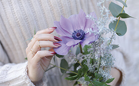 花と赤いネイルの写真