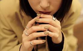 コードの女性のベージュネイルの写真